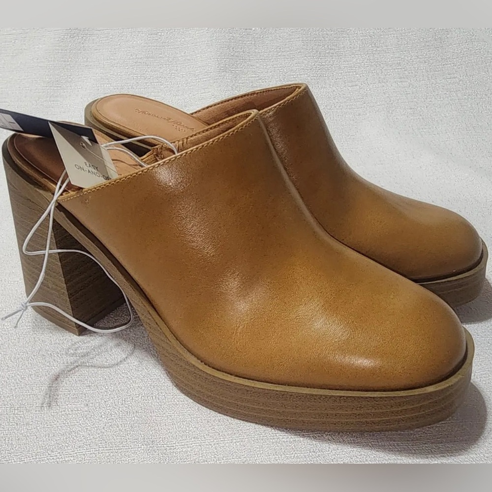 NWT Universal thread Women's tan clogs, size 8.
